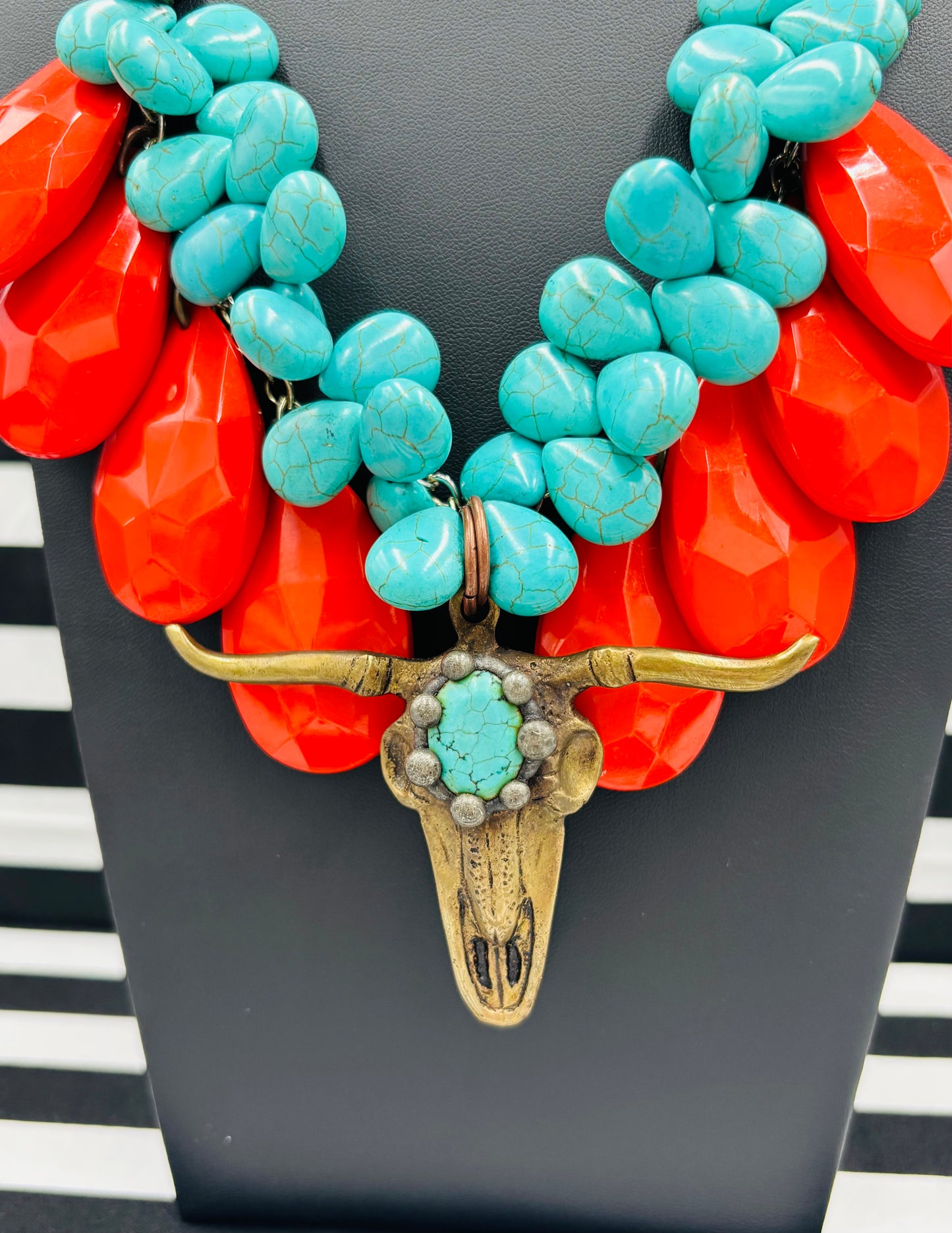 Hookem’ Necklace