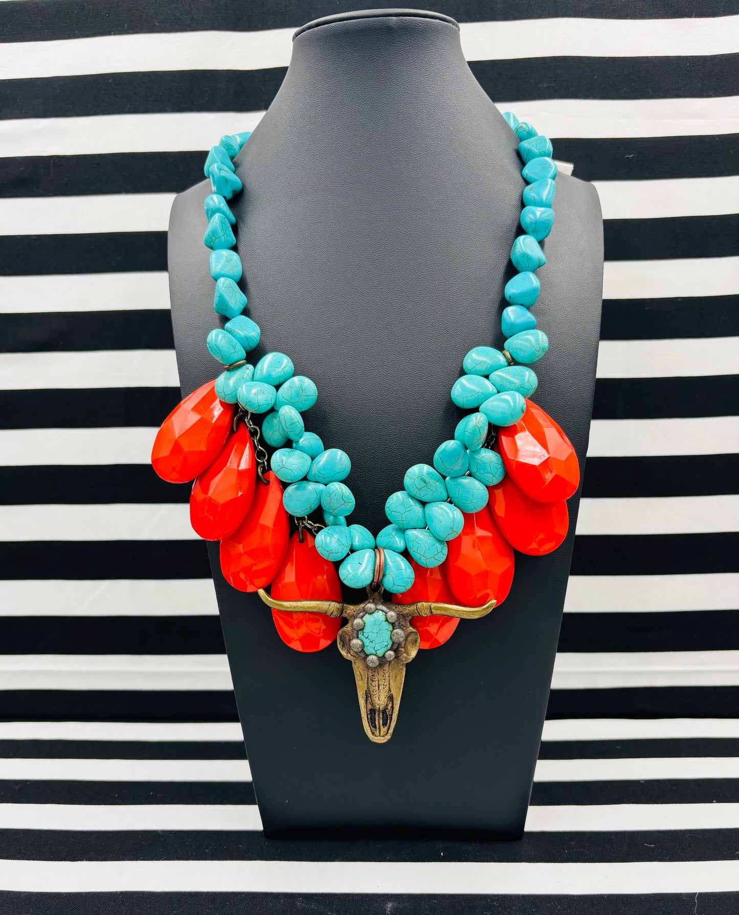 Hookem’ Necklace